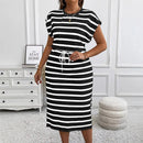 Vestido Almira™ com Estampa Listrada e Fenda Lateral Discreta.