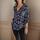 Camisa Maitê™ em Viscose Floral com Bolso Brilhante em Strass / O Toque de Charme que Toda Mulher Merece!