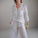 Camisa Maitê™ em Viscose Floral com Bolso Brilhante em Strass / O Toque de Charme que Toda Mulher Merece!